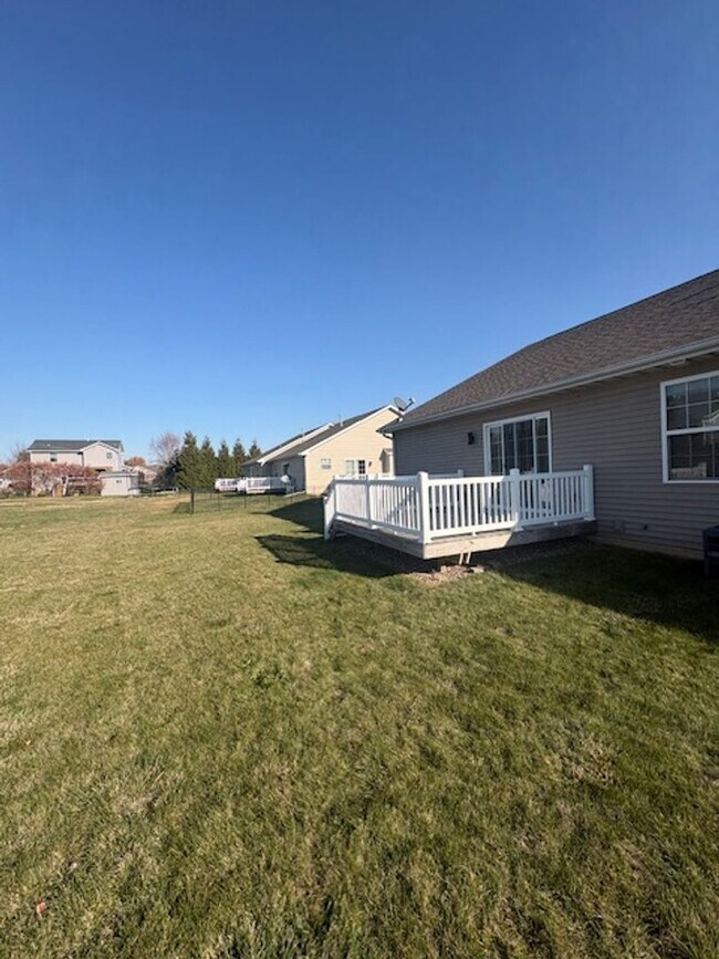 Building Photo - Duplex for Rent in Washington IL - 2 bedrooms/2baths