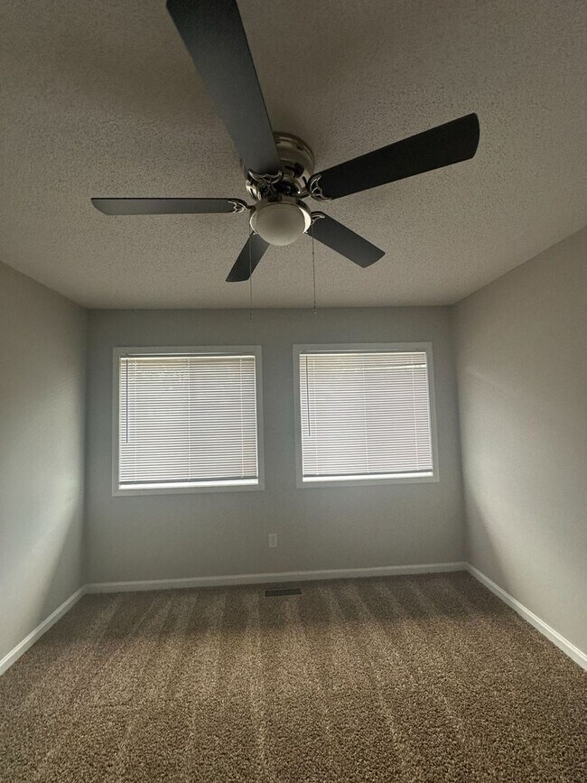 Building Photo - Rolling Acres!! END UNIT...