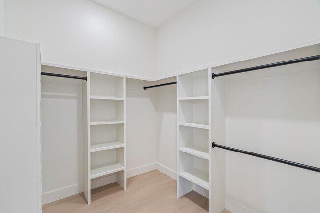 Building Photo - 7826 S Northshore Dr