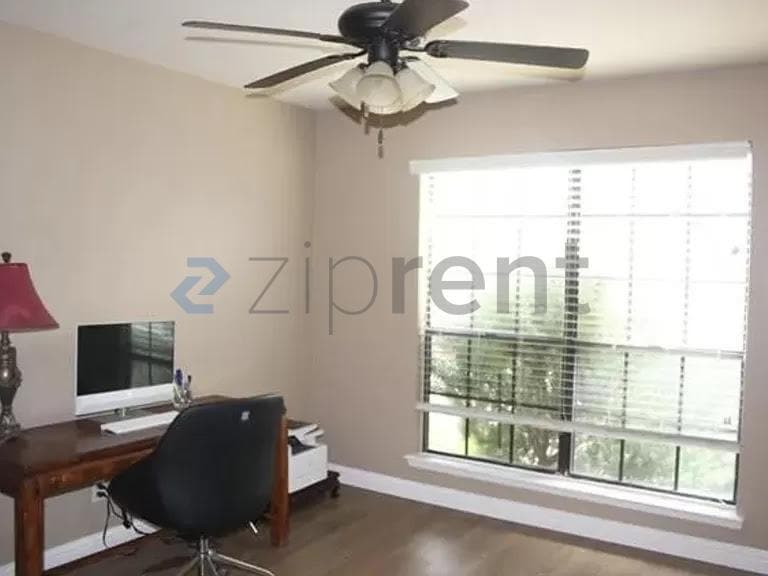 Building Photo - Unit A