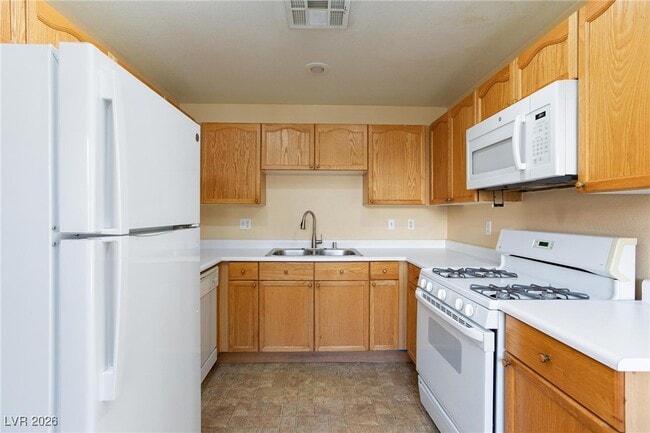 Building Photo - 10525 Pine Glen Ave