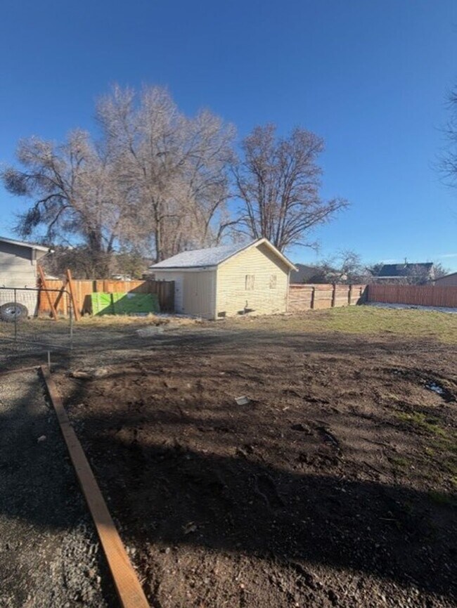 Building Photo - Beautifully Remodeled 3 Bedroom, 1 Bath Home – Move-In Ready!