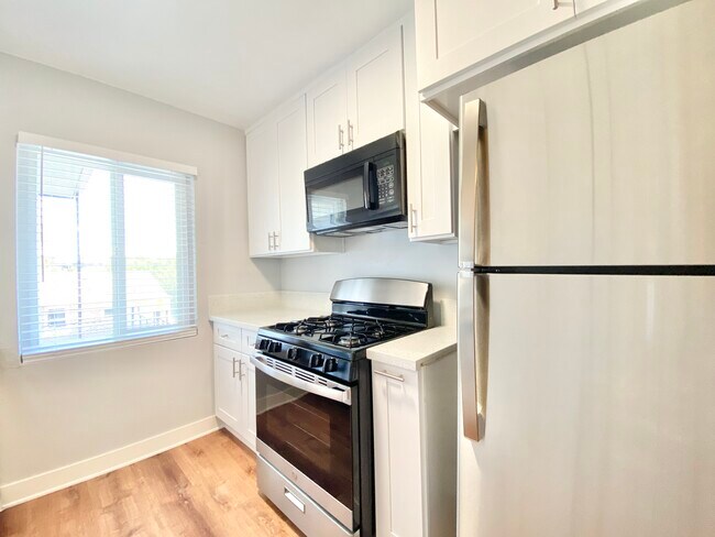 Building Photo - 7731 Romaine St