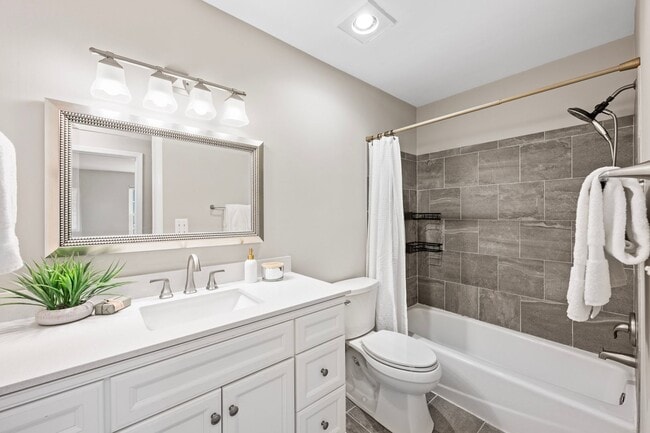 Building Photo - Luxurious 2 Bed 1 Bath Condo With Balcony ...