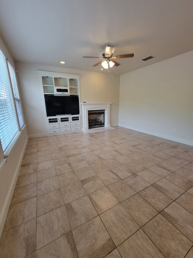 Building Photo - Beautiful 5 bedroom home in Empire Ranch