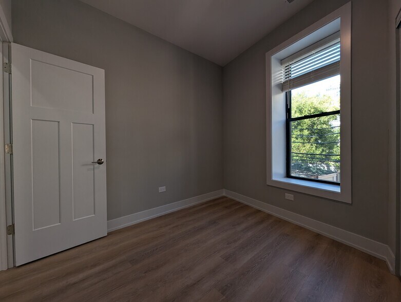 Building Photo - 423 W Belden Ave