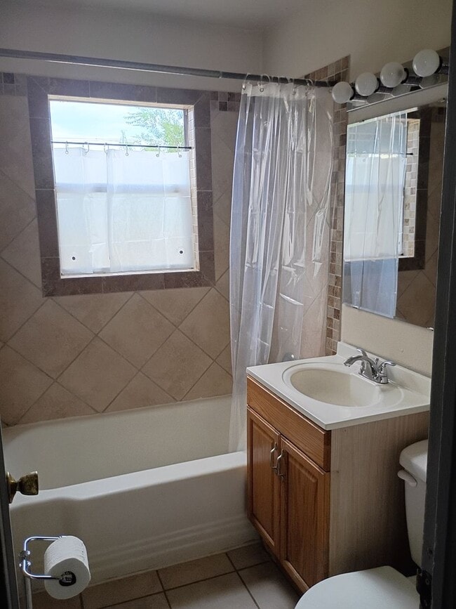 Building Photo - 2 Bed, 1 Bath Home