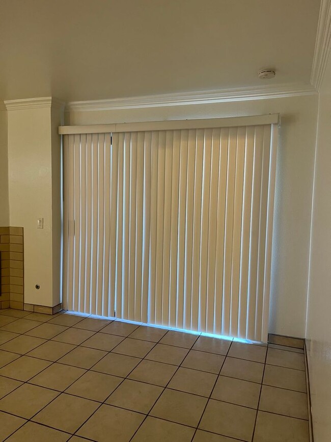 Building Photo - Spacious 2-Bedroom Condo on the First Floo...