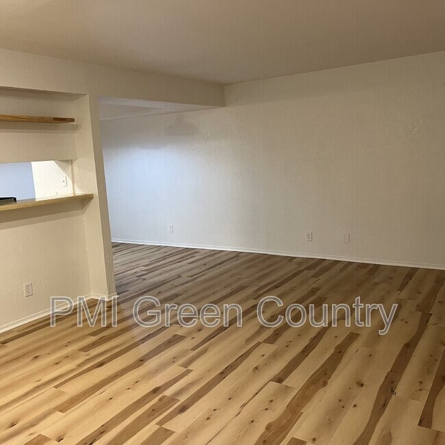 Building Photo - 2216 E 66th Pl