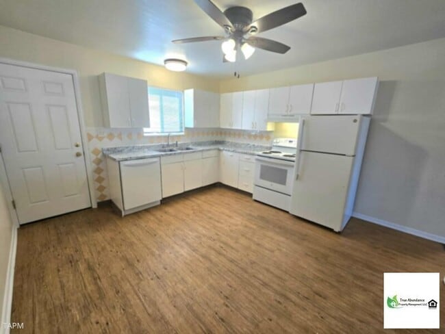 Building Photo - Lovely Two Bedroom Apartment Ready for Mov...