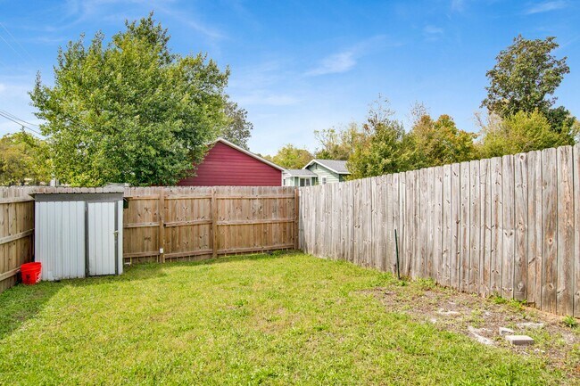 Building Photo - 3 Bedroom Townhouse in Bellview