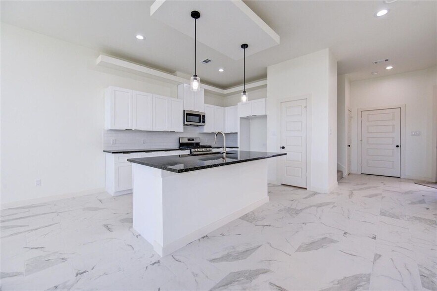 Building Photo - 2919 El Fenice Ln