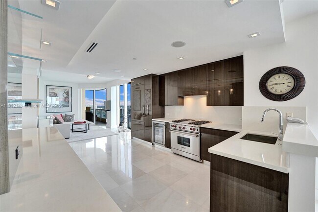 Building Photo - 17875 Collins Ave