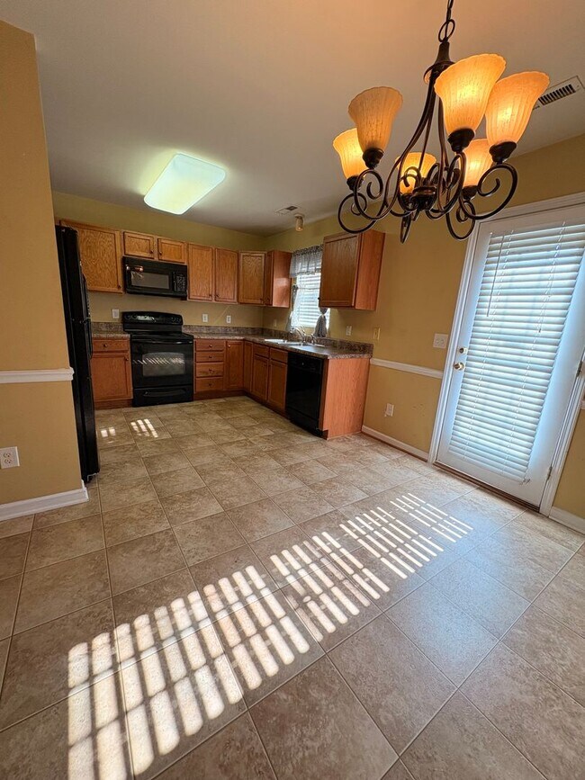 Building Photo - Updated 3 Bedroom Rental