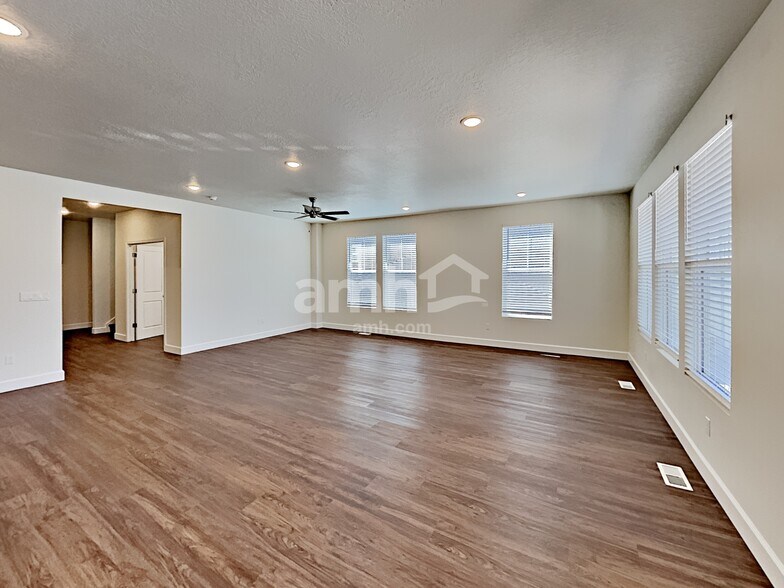 Building Photo - 6113 W Arranmore Dr