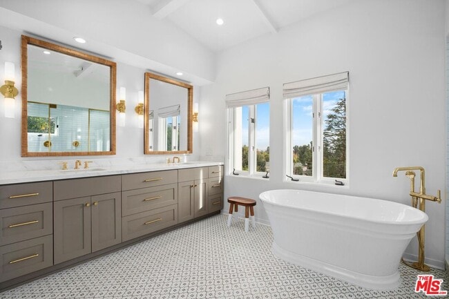 Building Photo - 1514 Sorrento Dr