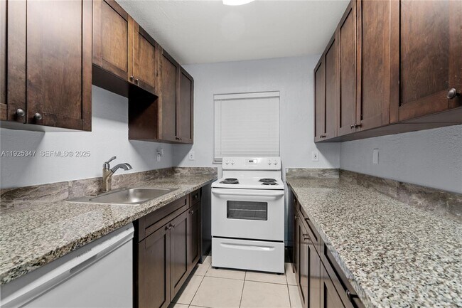 Building Photo - 980 NE 170th St