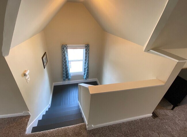 Building Photo - 1520 Maple Rd