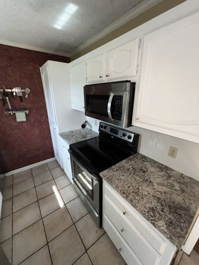 Building Photo - Beautiful 2 Bed, 2.5 Bath townhome on Jefferson Hwy