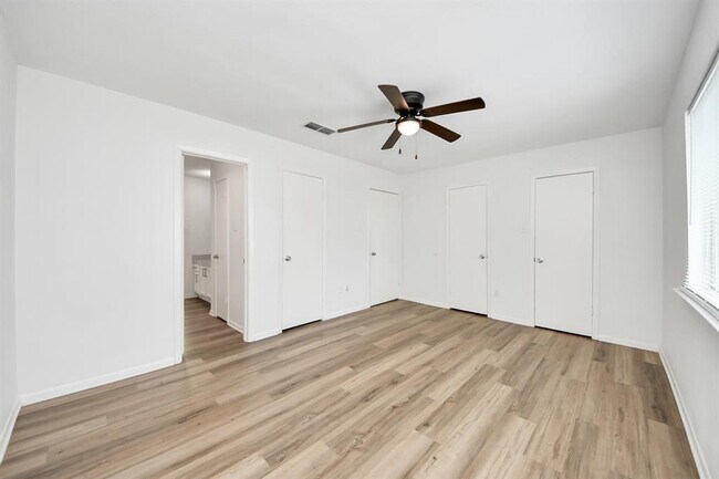 Building Photo - 2207 Bauer Dr