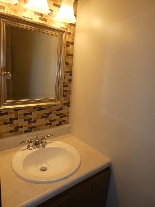 Building Photo - 3 Bed 1.5 Bath Home Off Of Mexico Gravel Road