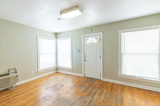 Building Photo - Large 2 story Home