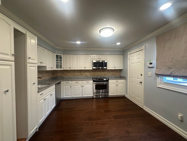 Building Photo - Beautiful 2-bedroom, 2-bath Condo just one block to the beach