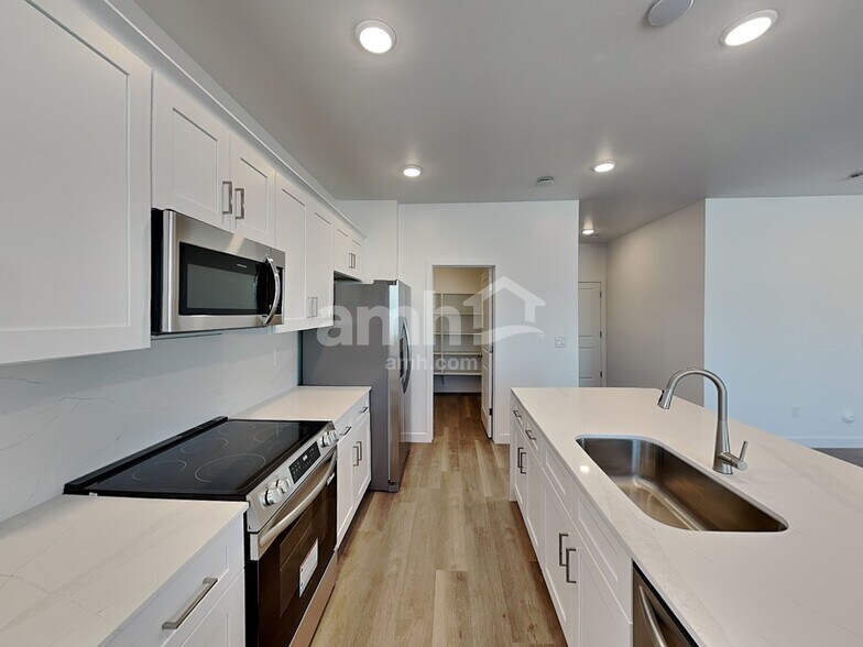 Building Photo - 9720 W Parkway Dr