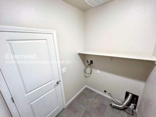 Building Photo - 3 Bed, 2 Bath Home with Fenced Yard & Garage / Available Now!