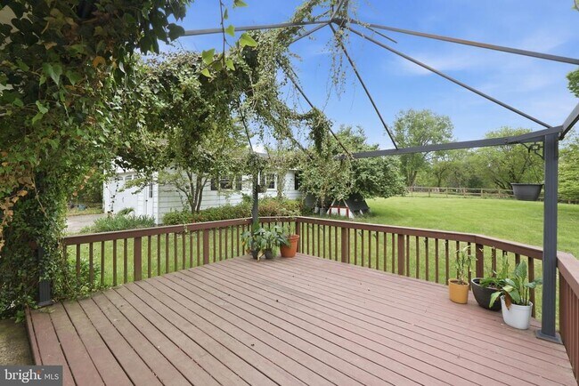 Building Photo - 9809 Sunset Dr