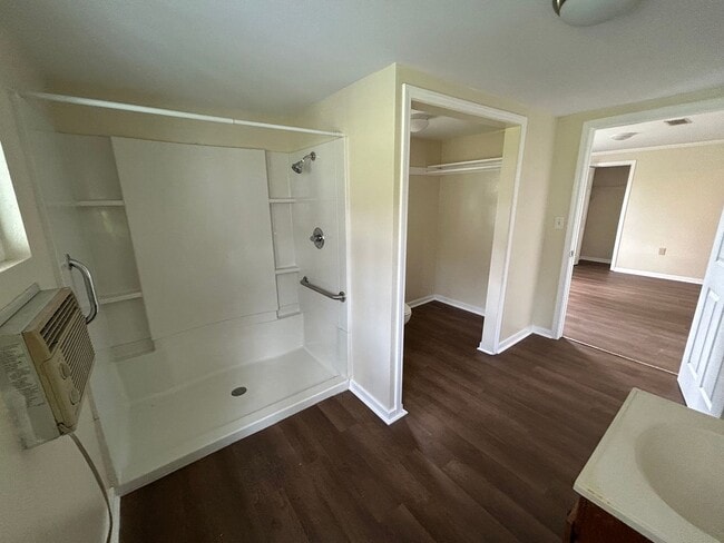 Building Photo - 3 bedroom home 2 full bathroom