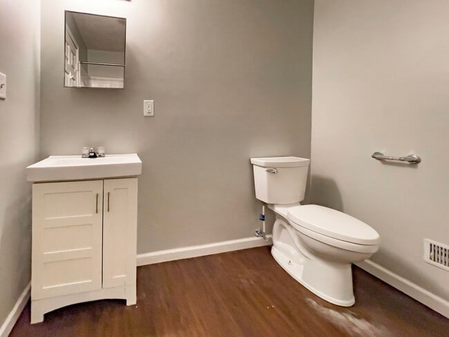 Building Photo - PRELEASING for AUGUST! Close to Campus: In-Unit Washer and Dryer