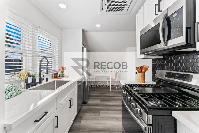 Building Photo - 832 Desty St