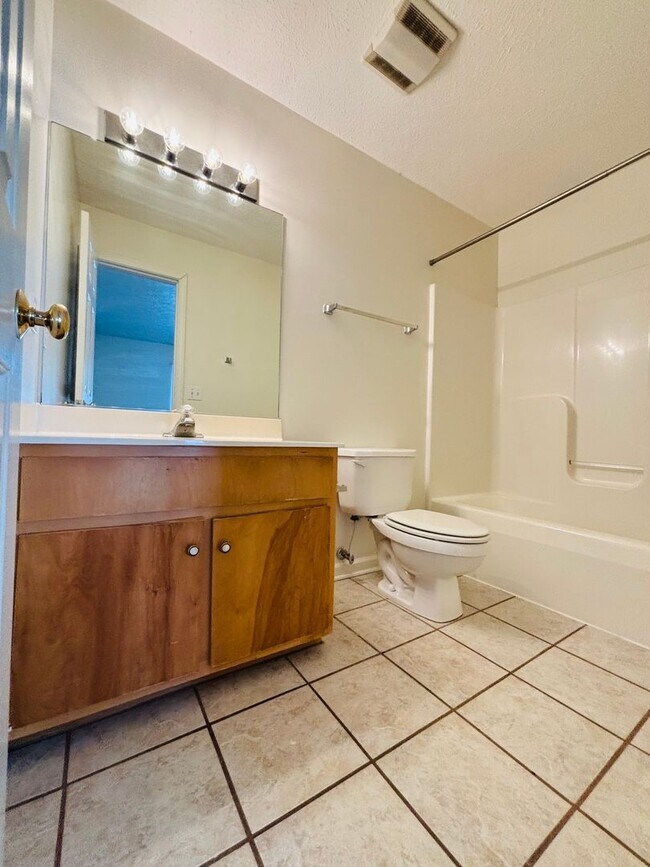 Building Photo - 2 Bedroom, 2.5 Bath Townhouse