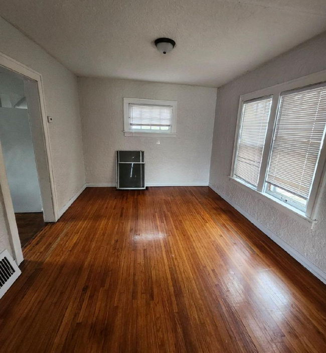Building Photo - 3 BED 1 Bath