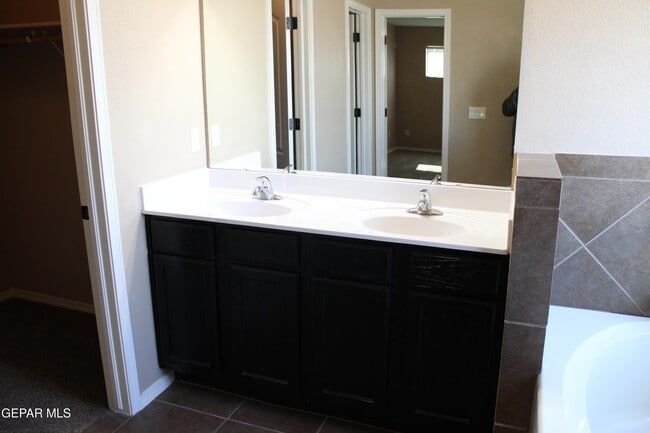 Building Photo - 3100 Amistoso St