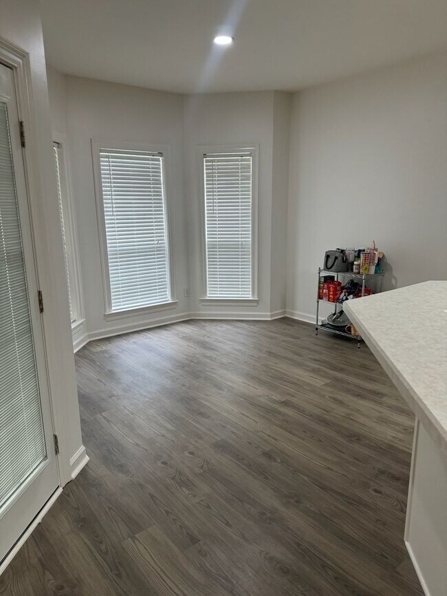 Building Photo - COMING AVAILABLE IN APRIL