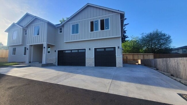 Building Photo - 4522 NE 59th Ave