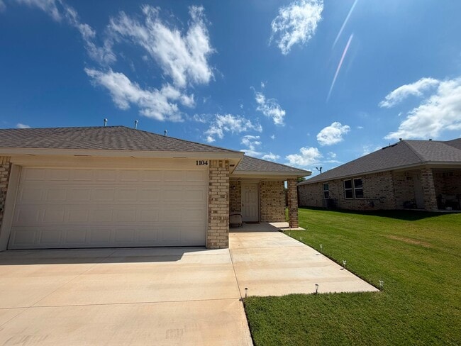 Building Photo - Beautiful 3-Bedroom Home in Yukon – Available Now!