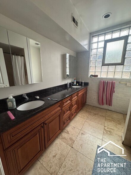 Building Photo - 907 W Belmont Ave