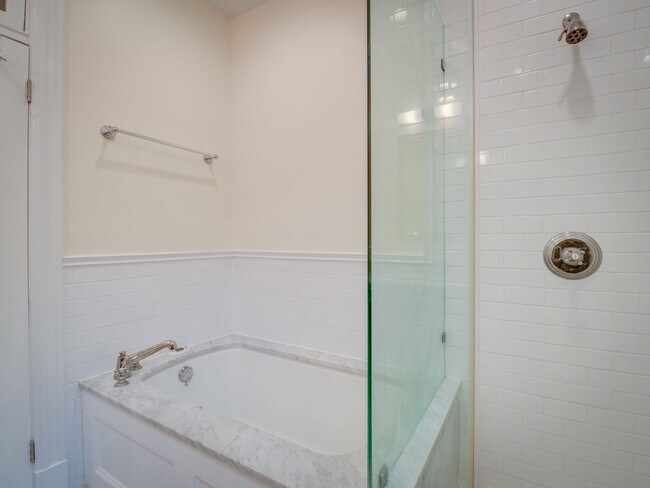 Building Photo - 1022 Park Rd NW