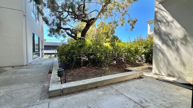 Building Photo - Exquisitely Updated, No Carpet 1bd/1ba in ...