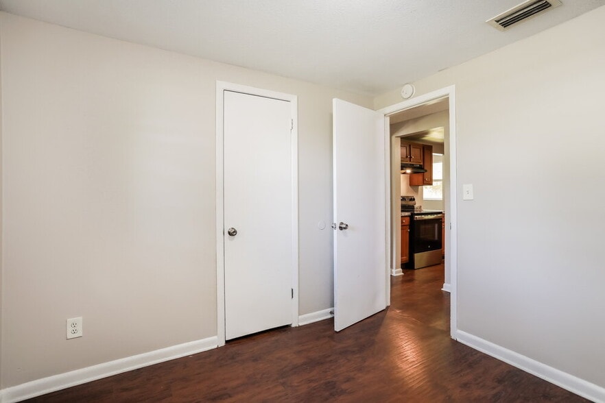 Building Photo - 5816 Sonora Dr W