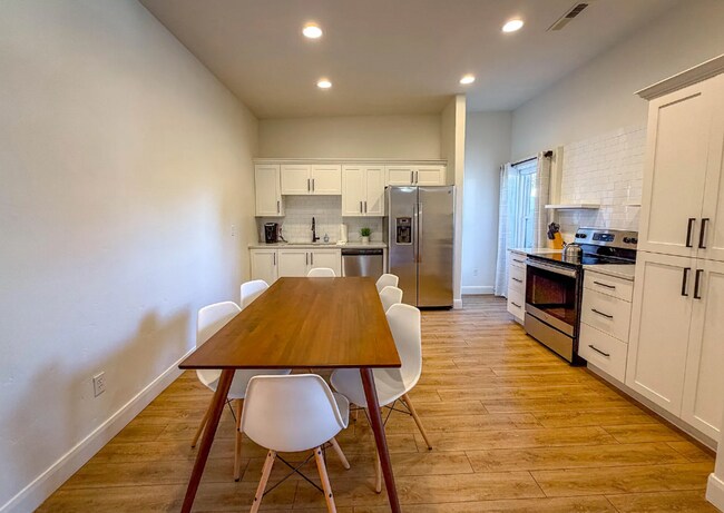 Building Photo - 2 Bedroom Townhouse in a Resort Style Community! All Utilities Included!