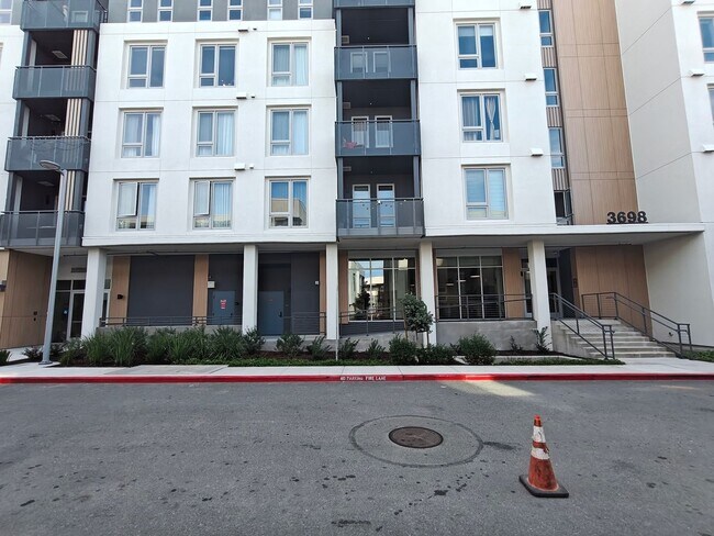 Primary Photo - Luxury One-Bedroom Condo for Lease