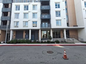 Building Photo - Luxury One-Bedroom Condo for Lease