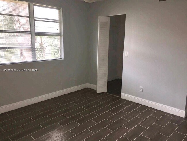 Building Photo - 1245 SW 46th Ave