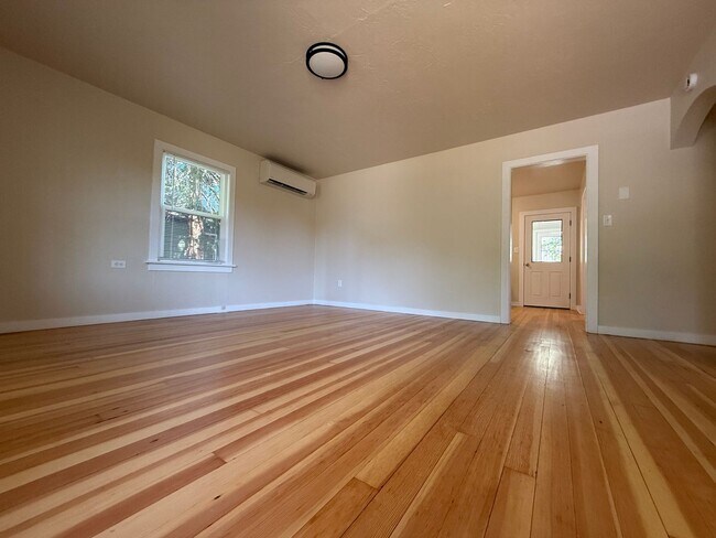 Building Photo - Cute two bedroom cottage in central Ashlan...