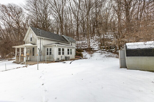 Building Photo - 910 W Locust St