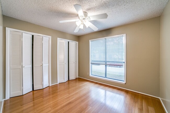 Building Photo - 2 Bedroom/2 Bath Woodmont Townhomes